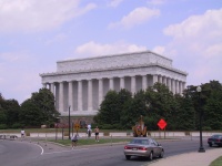 Approaching_Lincoln_Memorial.jpg