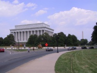 Aproaching_Lincoln_Memorial_with_Washington_Momument.jpg