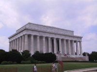 Lincoln_Memorial_reflecting_pool_side.jpg