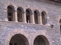 Detail_of_Chateau_archways.jpg