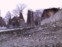 Stone_retaining_wall_with_Chateau_in_background.jpg